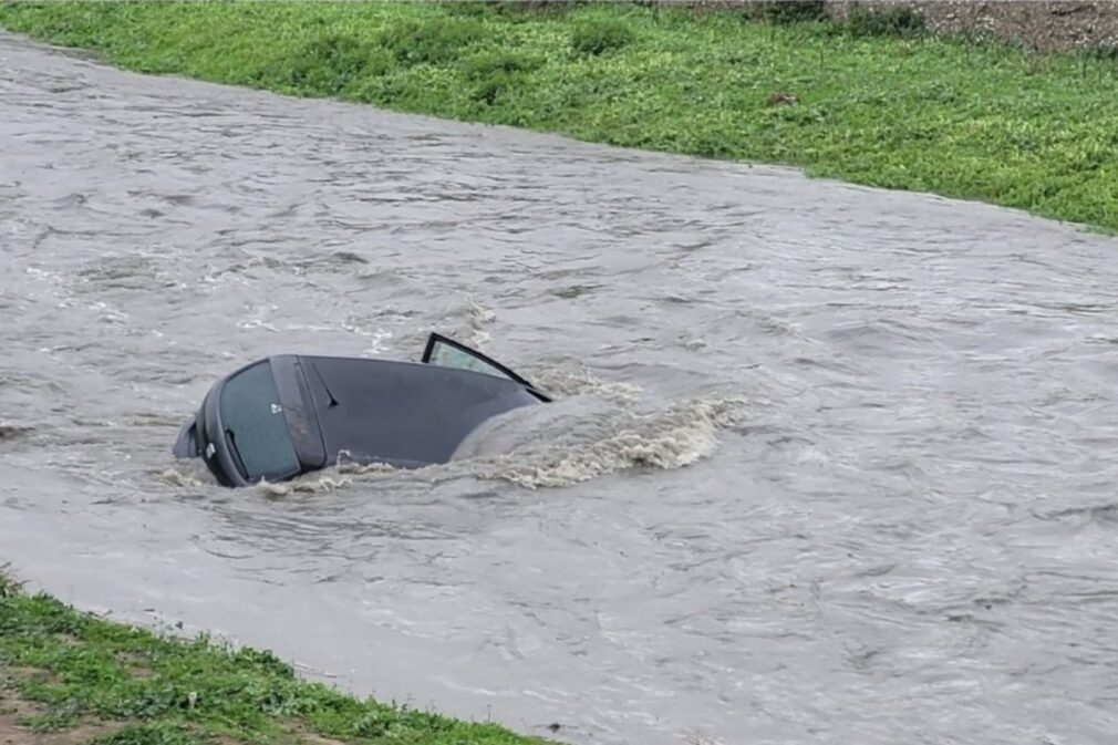 coche-atrapado-rio-genil (2)