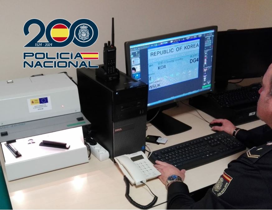 inspección pasaportes aeropuerto policia