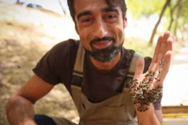 Sergio Guerrero sostiene a varias abejas en su mano | Foto: Remitida