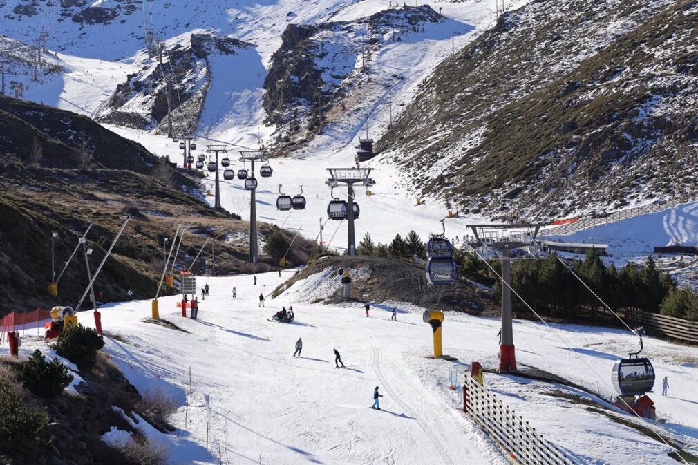 Granada.-AMP.-La estación de esquí de Sierra Nevada arranca la jornada con 33 kilómetros esquiables