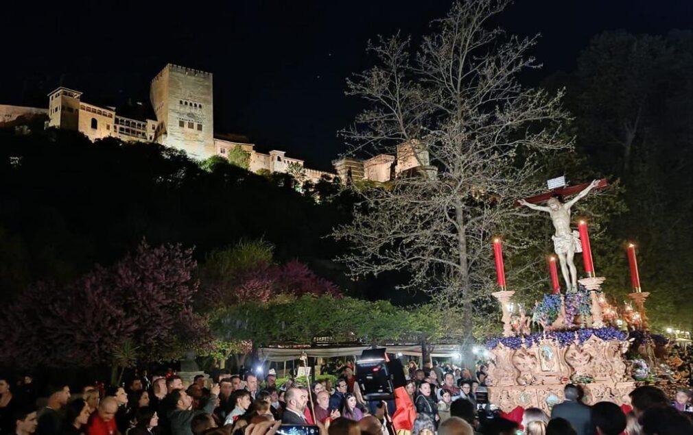 Cristo de los Gitanos subiendo al Sacromonte frente a la Alhambra, foto remitida Sergio Molina