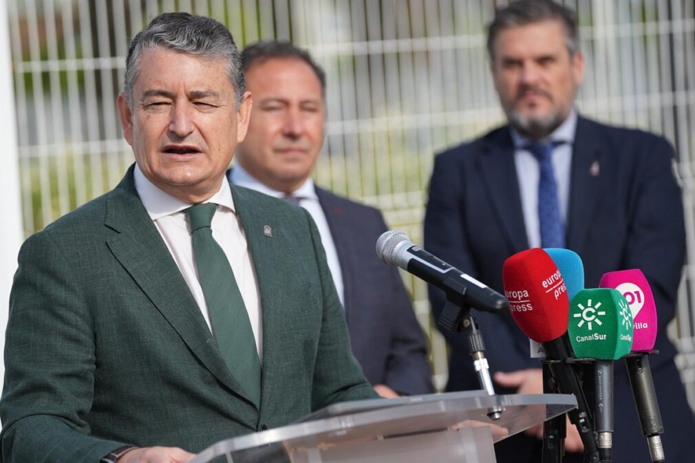 El consejero de la Presidencia, Antonio Sanz, este jueves en declaraciones a los medios de comunicación en Sevilla. - MARÍA JOSÉ LÓPEZ-EUROPA PRESS