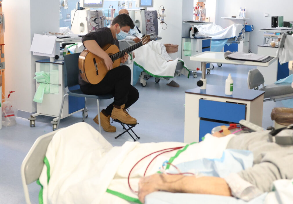 El guitarrista durante la hemodiálisis