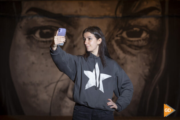 Desirée Lara, frente a la mirada de un grafiti en Granada | Foto: Antonio L. Juárez