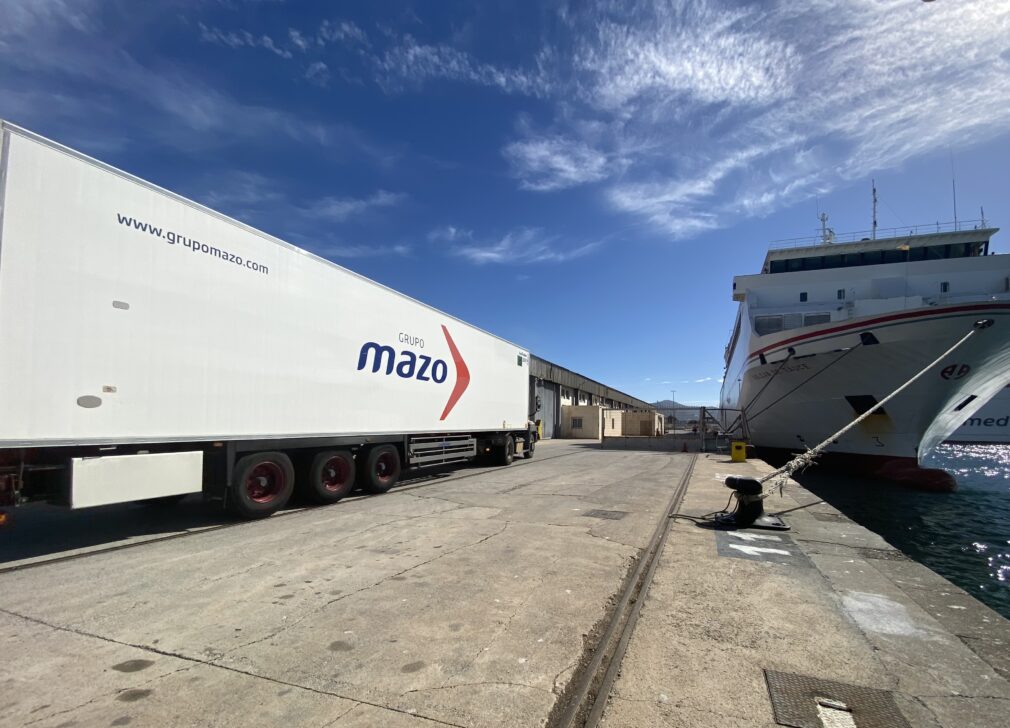 Foto barco cargando ferry para exportación