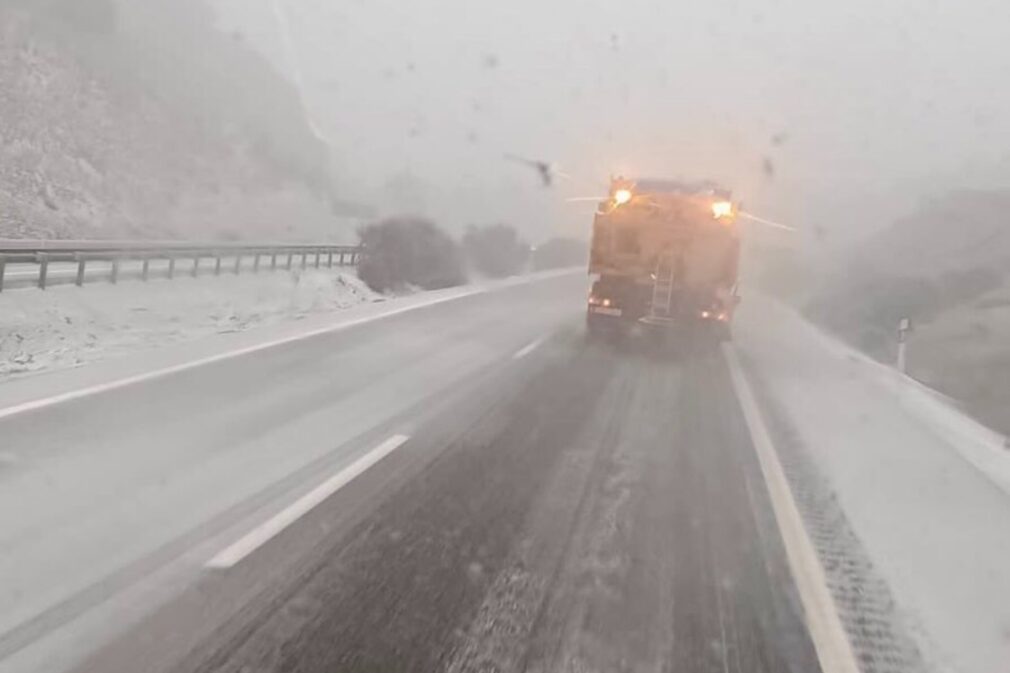 Puerto de la Mora cortado por nieve este domingo de resurrección, asvogra