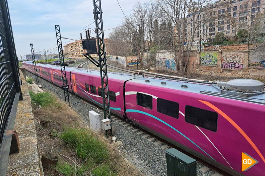 Tren Renfe Avlo en la estación de trenes de Andaluces, estación de trenes de Granada (01)