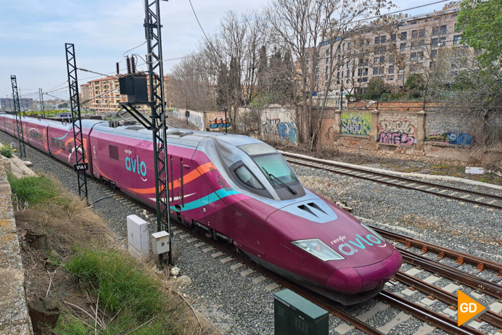 Tren Renfe Avlo en la estación de trenes de Andaluces, estación de trenes de Granada (1)