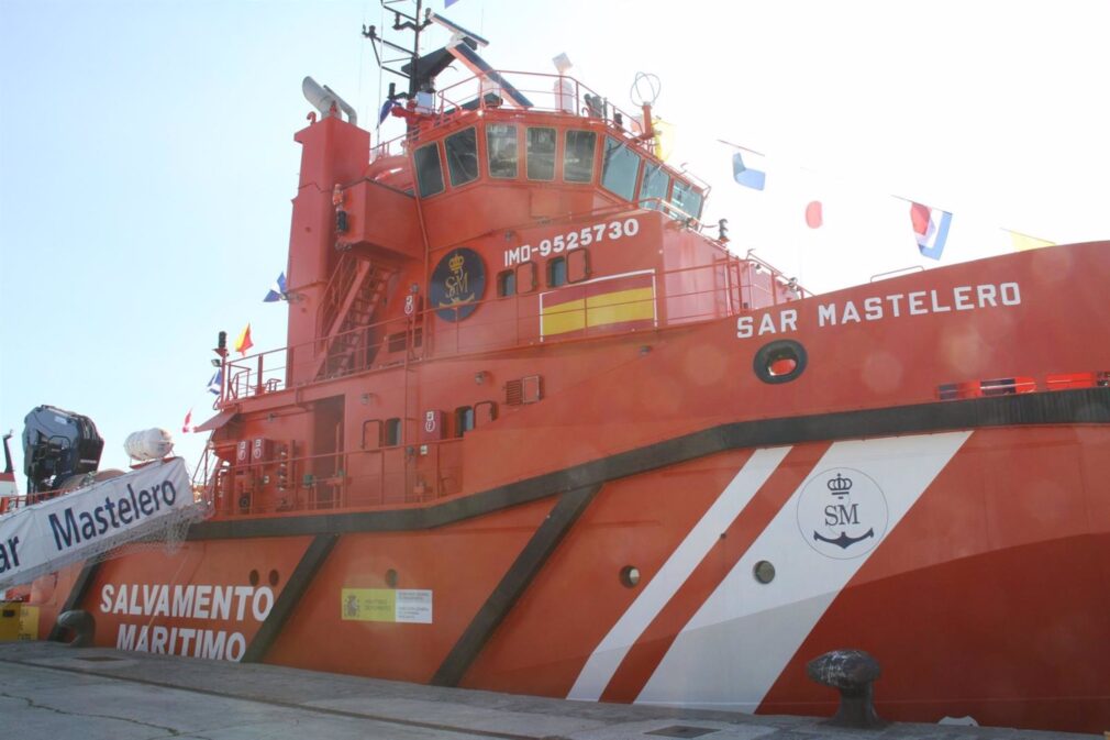 Granada.- Sucesos.- Trasladados a Motril doce migrantes de origen magrebí tras ser rescatados de una patera en Alborán