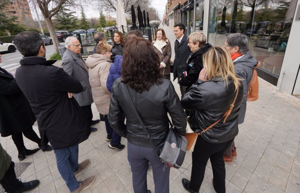 Granada.- Cuenca (PSOE) acompaña a los vecinos de Albayda que han recogido firmas contra la zona azul