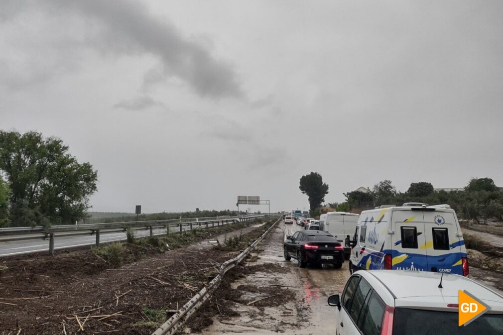 Atasco provocado por la balsa de agua a consecuencia de la lluvia que ha inundado la A-92