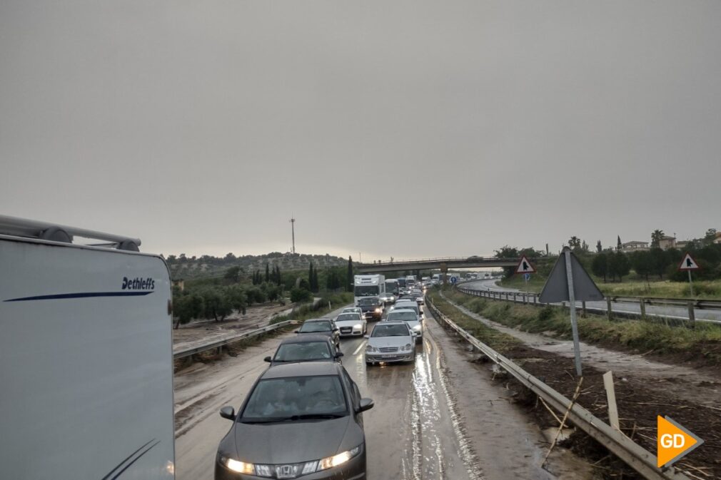 Atasco provocado por la balsa de agua a consecuencia de la lluvia que ha inundado la A-92 (2)