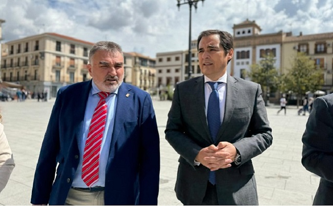 El consejero de Justicia, José Antonio Nieto, visita Santa Fe junto al alcalde, Juan Cobo