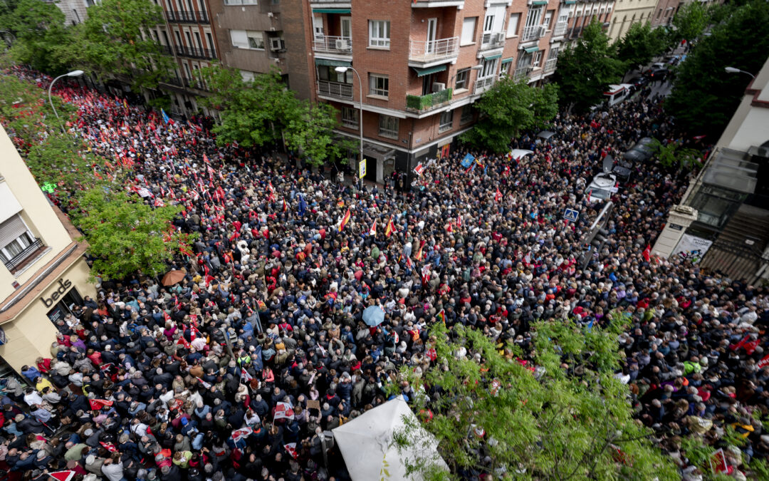 Dirigentes del PSOE se unen a manifestantes en Ferraz para pedir a Sánchez que no dimita