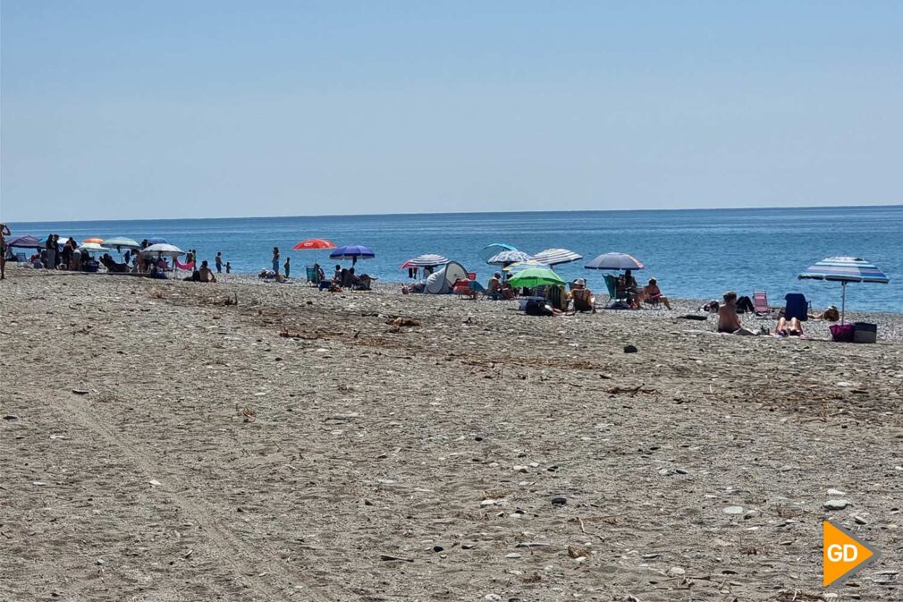 Playa Granada sombrillas