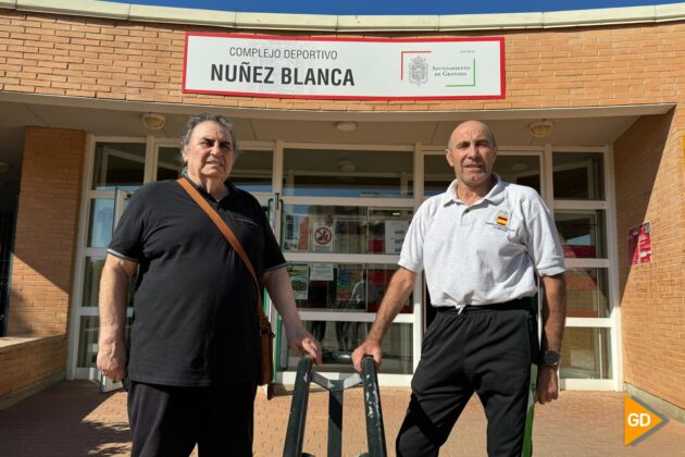 Santiago Pecete y Paco Sánchez Vargas, en la entrada del Complejo Deportivo Núñez Blanca | Foto: C. R. E.