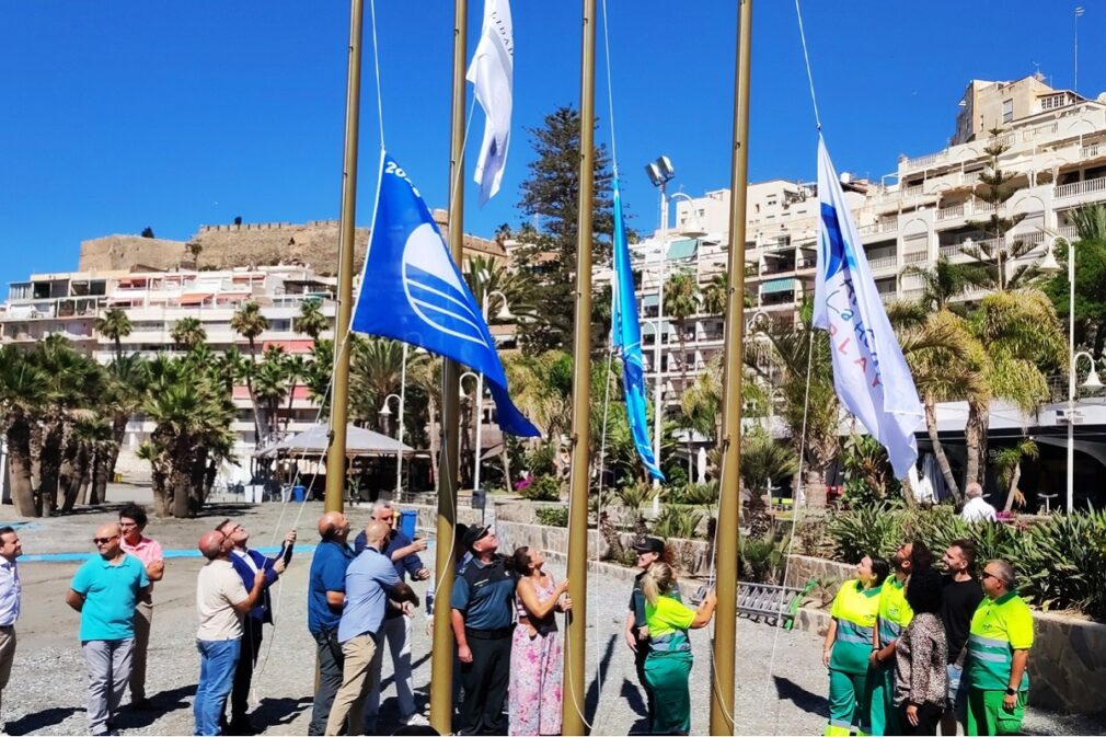 Archivo. Izado de banderas azules