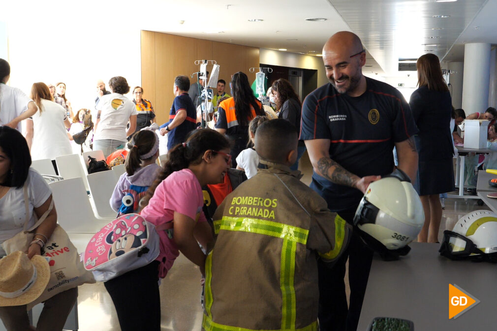 El Clínico San Cecilio celebra el Día de la Infancia Hospitalizada con la visita de Bomberos, Protección Civil, Guardia Civil y profesionales del Aeropuerto - celiaperez-13