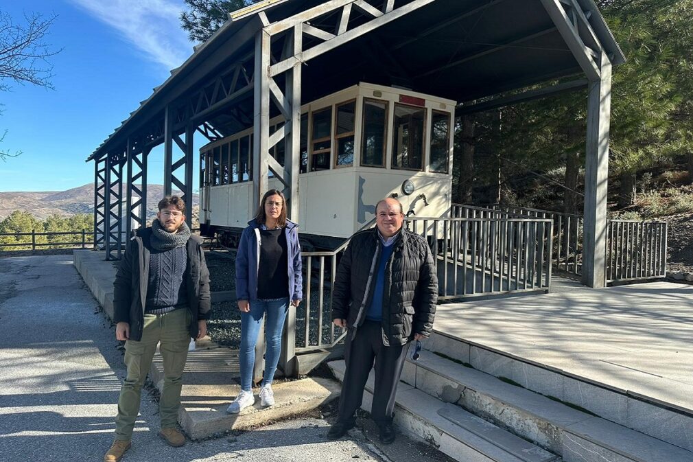 El alcalde y parte del equipo de Gobierno, junto al vagón del Dornajo