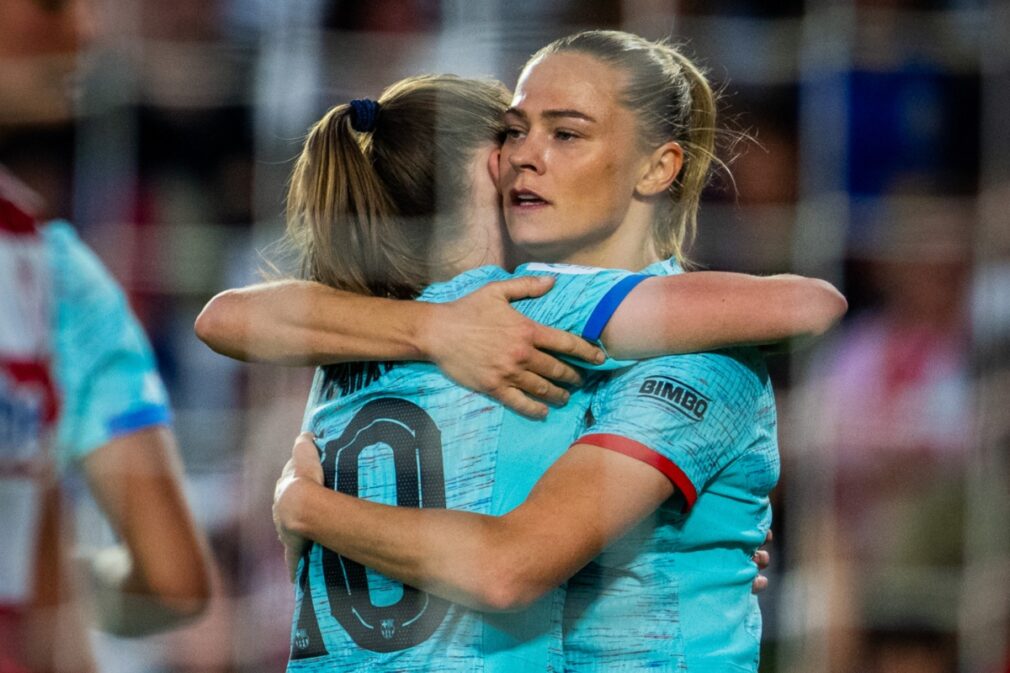 Fridolina Rolfö y Graham celebran uno de los tantos del Granada Femenino 1 FC Barcelona Femení 4 que le ha dado el título de Liga al equipo culé