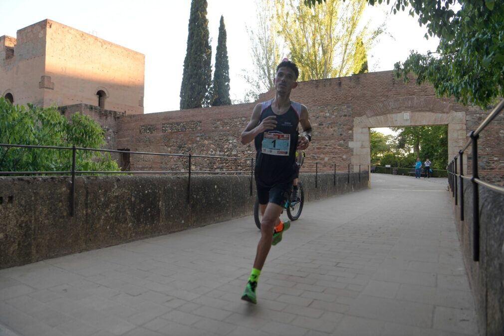 Youness Belyamna y la granadina Clara López, vencedores de la Media Maratón Ciudad