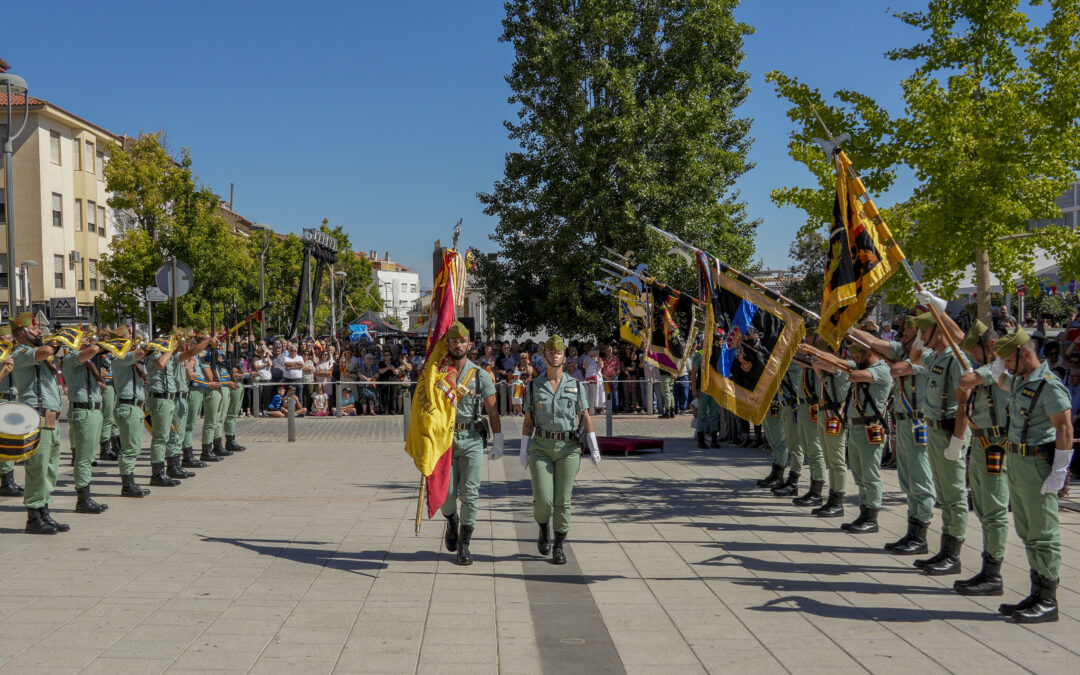 Unos 300 ciudadanos participan en una jura de bandera de personal civil en Baza