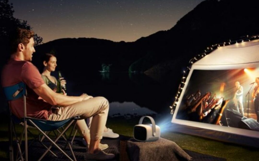 El miniproyector de Aldi para ver a España en la pared de tu casa que está tirado de precio