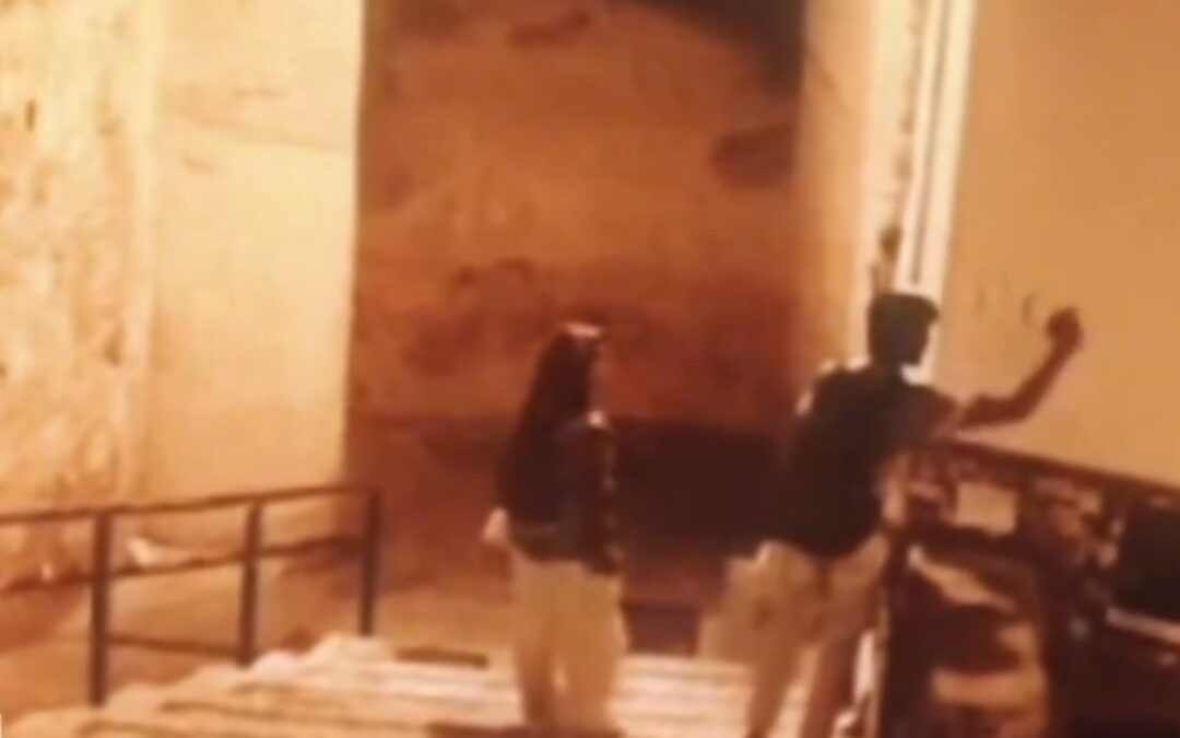 Vídeo | Identifican a los autores de unas pintadas en el Arco de las Pesas
