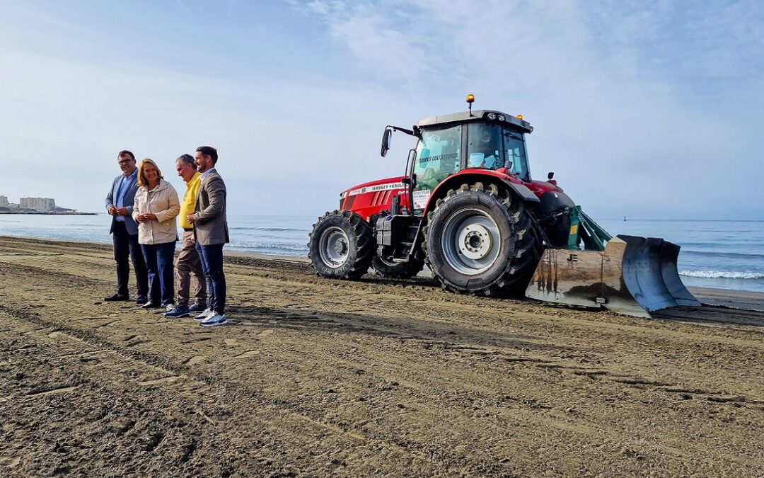 Motril realiza trabajos de alisamiento y limpieza en la Playa de las Azucenas