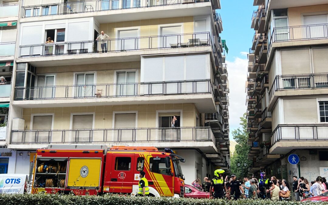 Trasladada al hospital una joven tras incendiarse su vivienda en Camino de Ronda