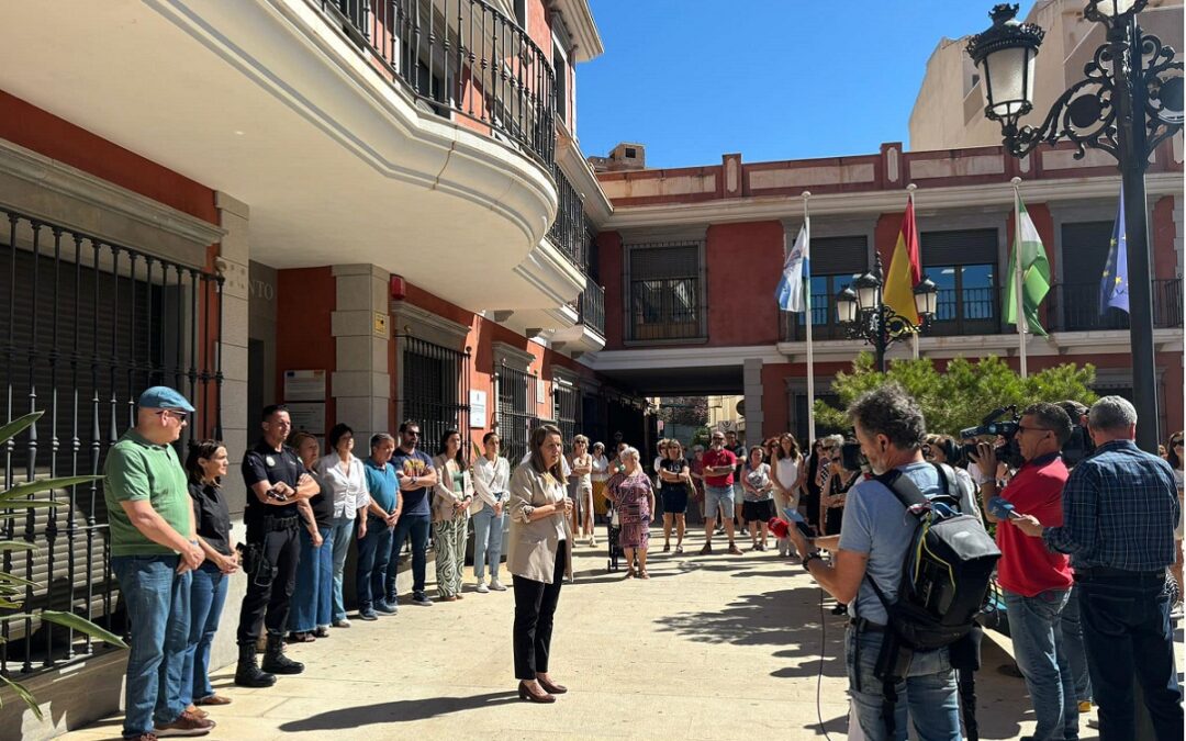 Castell de Ferro dice no a la violencia machista tras la agresión a una vecina, que sigue muy grave