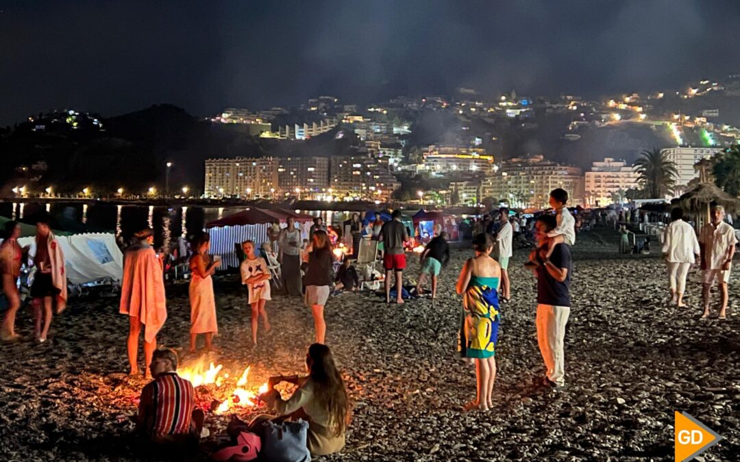 La magia de la noche de San Juan inunda las playas de la Costa de Granada