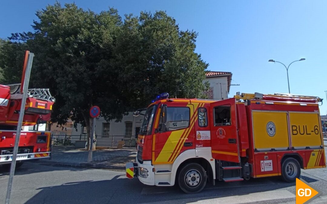 Un incendio en una tintorería de Arabial provoca el desalojo de los vecinos