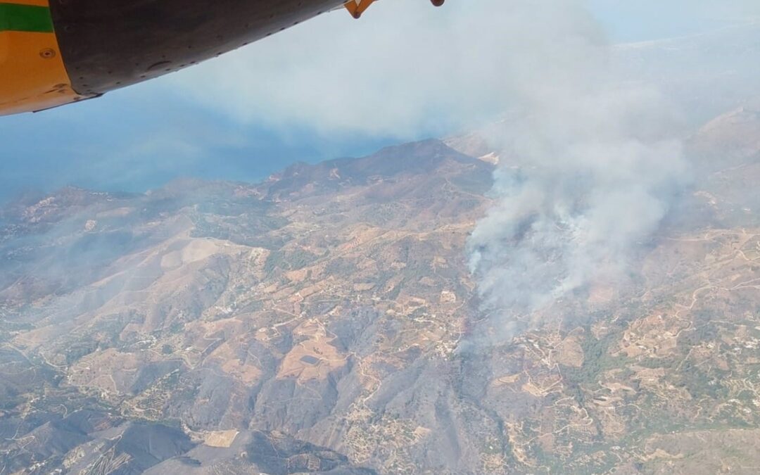 El Infoca centra esfuerzos en evitar que el fuego alcance el Parque Natural de las Sierras Tejeda y Almijara