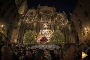La Virgen de las Angustias ante la catedral de Granada