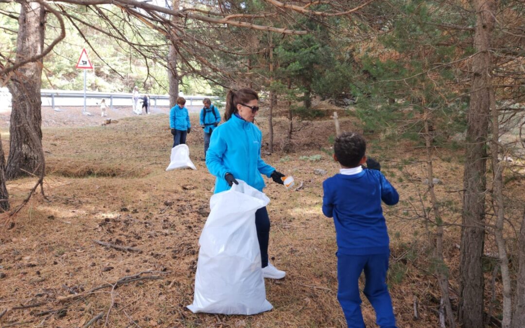 Voluntarios de CaixaBank disfrutan de una jornada de actividades medioambientales en Sierra Nevada