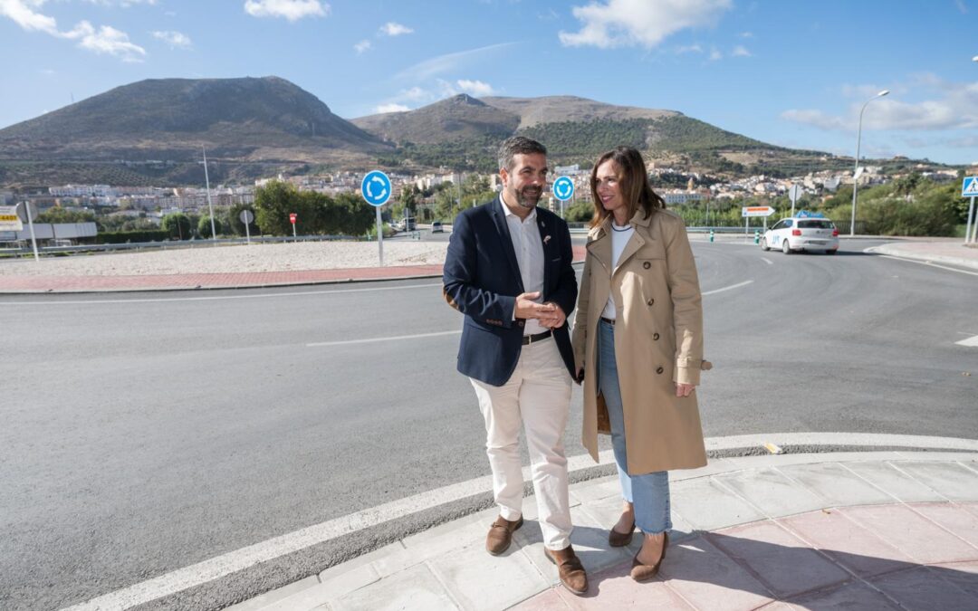 Una nueva rotonda mejora la seguridad vial en la conexión por carretera de Loja con sus barrios