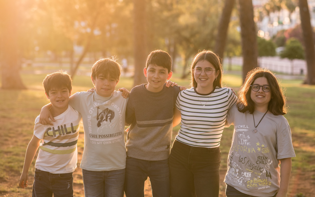 Más de 400 menores buscan una nueva oportunidad de crecer en familia en Granada