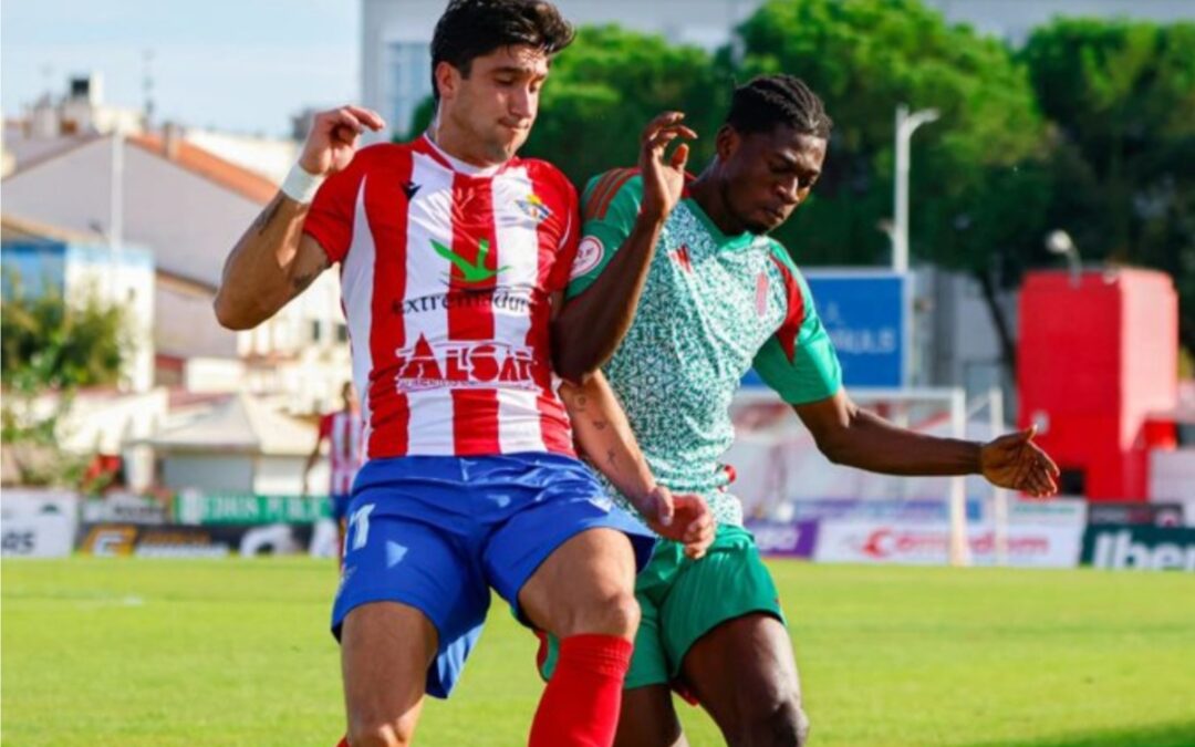 El Recreativo Granada vence en inferioridad en Don Benito (0-1)