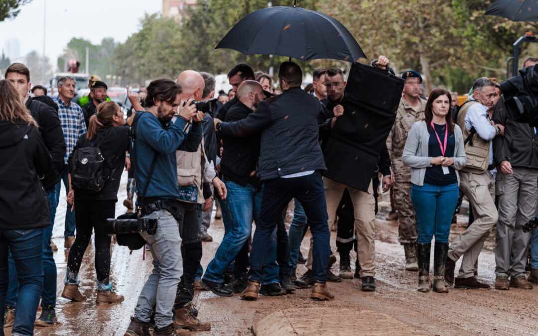 Critican el "silencio" del PP y la alcaldesa de Vegas tras el meme a favor del agresor de Sánchez