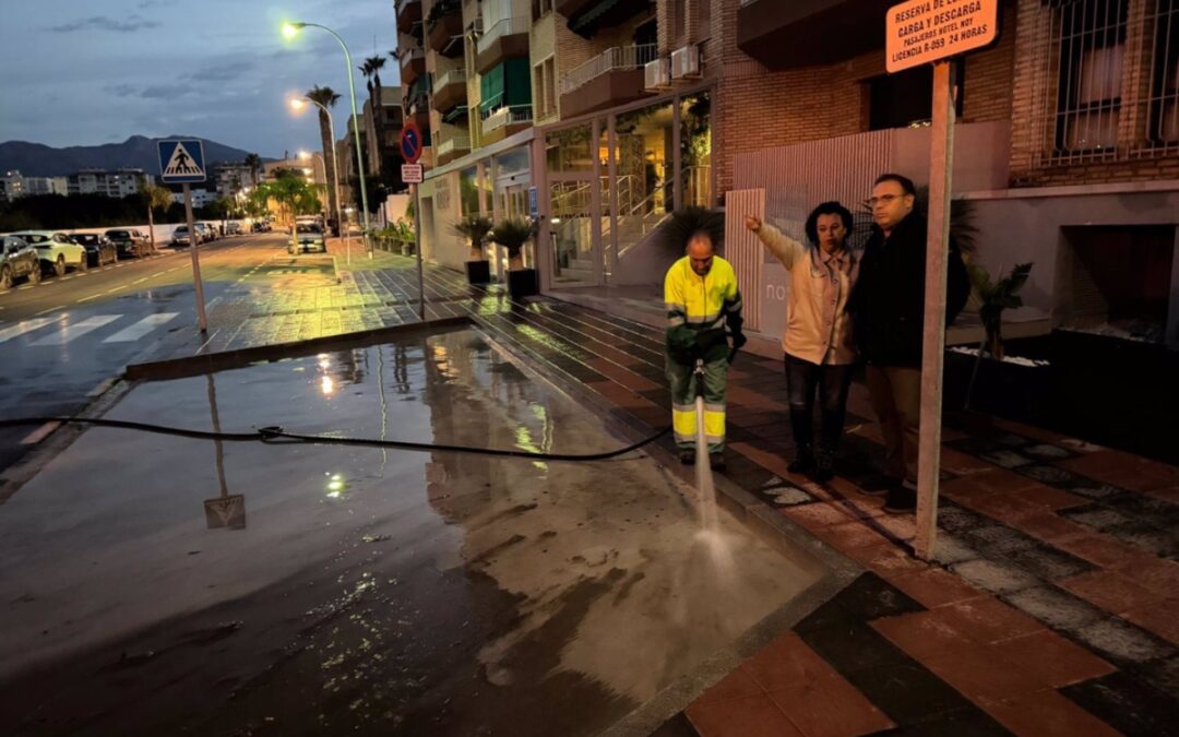 Almuñécar limpia su playa y retira barro en el entorno de las desembocaduras de los ríos Jate y Seco