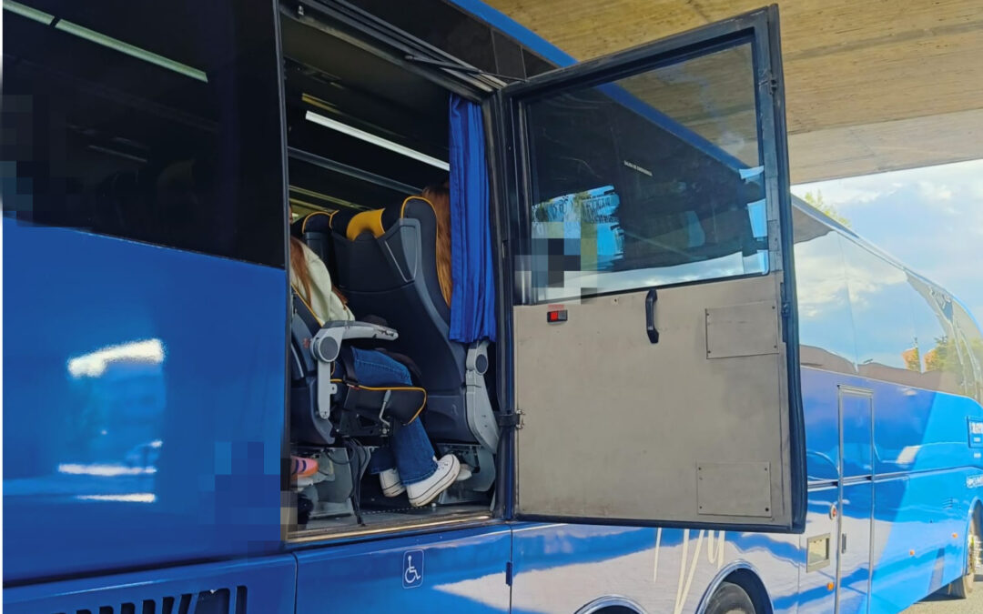 Interceptan un autobús escolar por circular con una puerta abierta y la ITV caducada