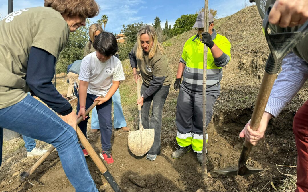 Comienza el plan para renaturalizar los barrios con una plantación de árboles en el Barranco de la Zorra