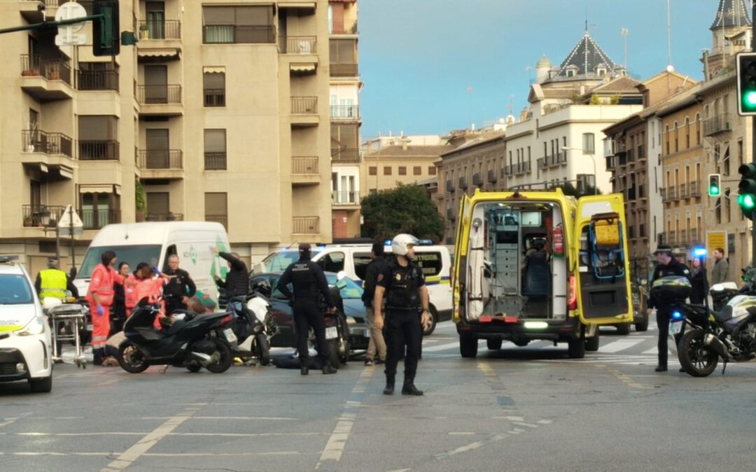 Muere un motorista tras colisionar con un coche en pleno centro