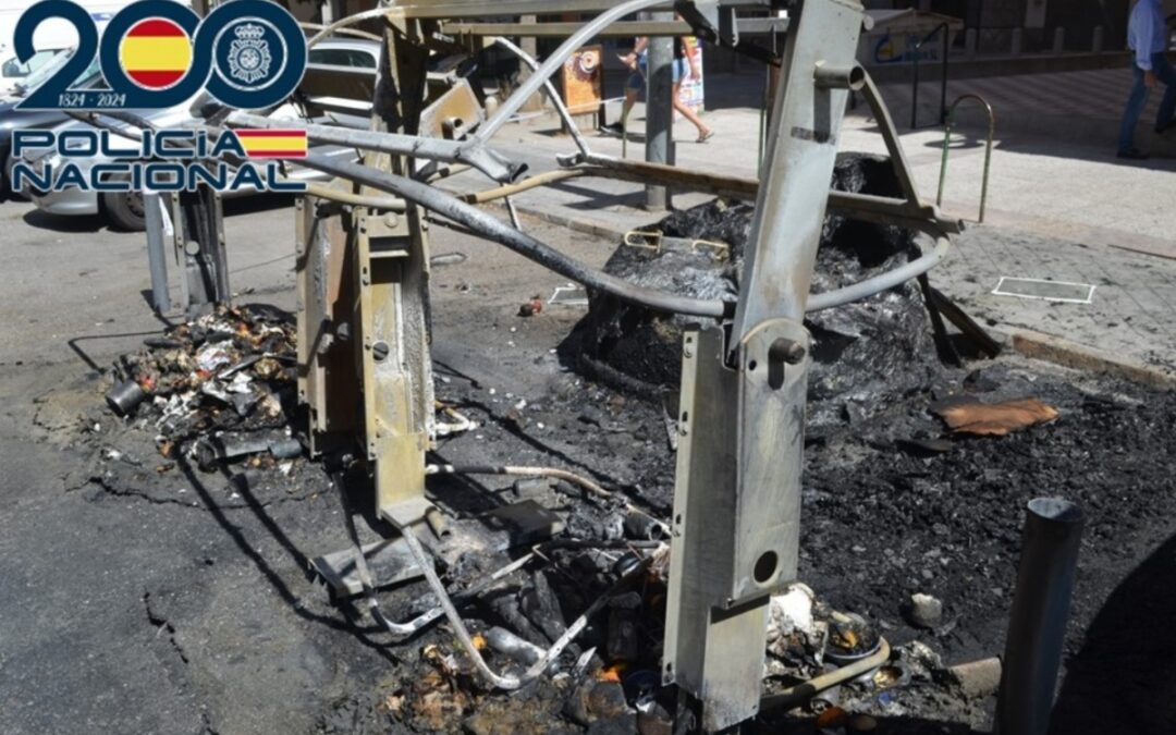 Detenido por quemar siete contenedores y un vehículo en Baza