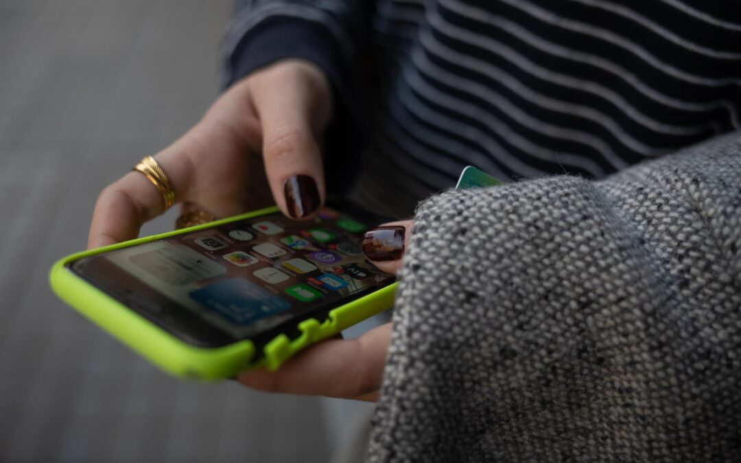 Uno de cada tres jóvenes no considera que controlar el móvil a la pareja sea violencia de género