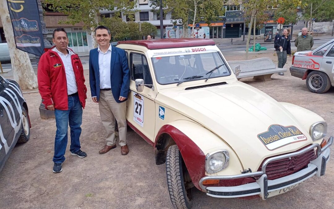 Más de 50 de coches clásicos con más de 30 años de historia recorren Granada este sábado