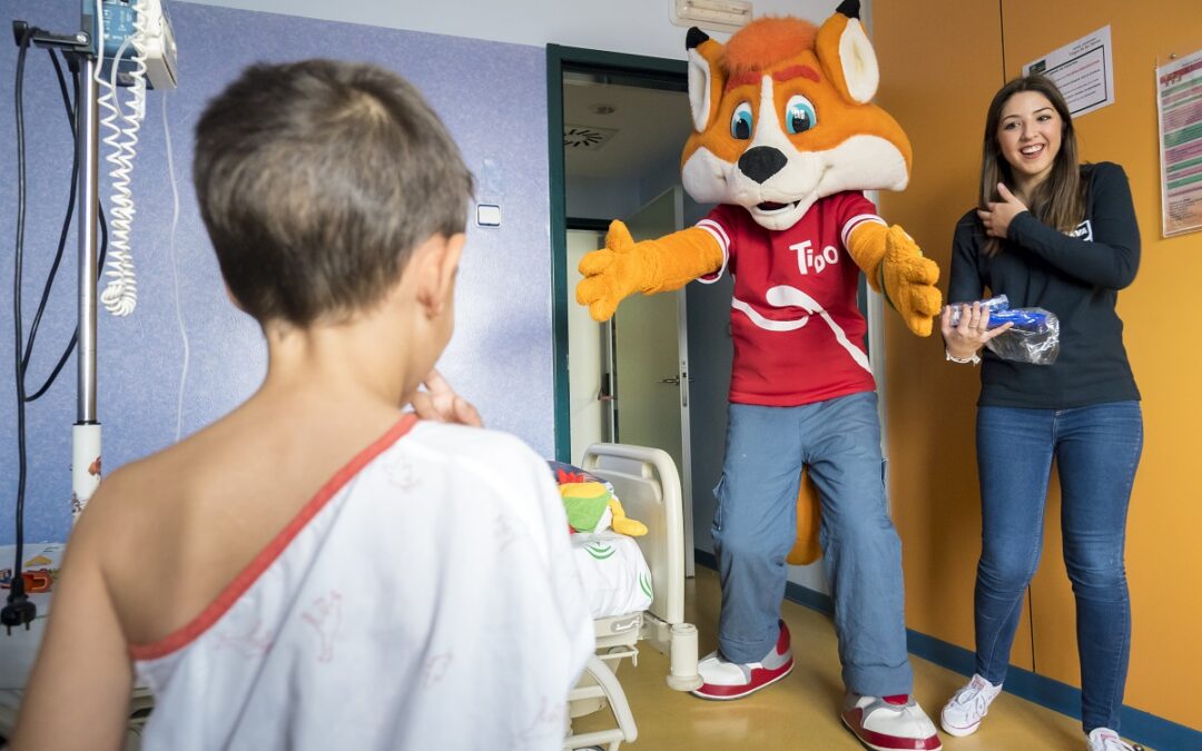 Tido vuelve a visitar a los niños hospitalizados de Granada para ofrecerles alegría y diversión
