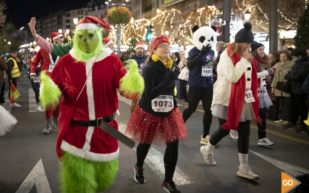 Los granadinos dan la bienvenida a la Navidad con sus disfraces en la Carrera Nocturna