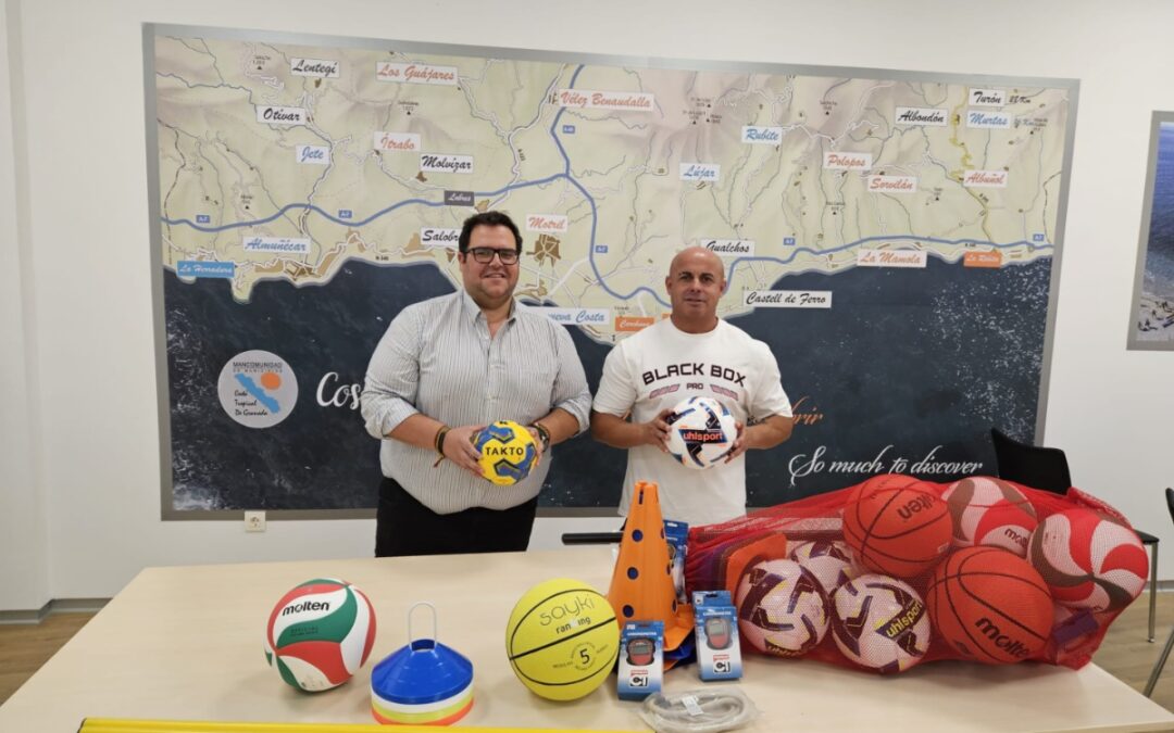 La Mancomunidad de la Costa Tropical reparte 3.000 gorros de Papá Noel entre todos los municipios